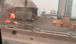 Hà Nội: Xe ô tô tải bốc cháy ngùn ngụt ở đường cao tốc trên cao